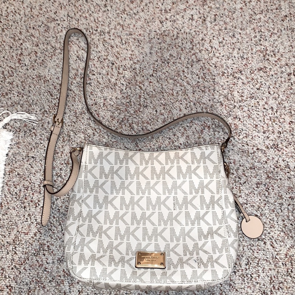 MK Crossbody Purse! It’s in great condition